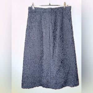 black midi skirt made of a textured fabric size 0